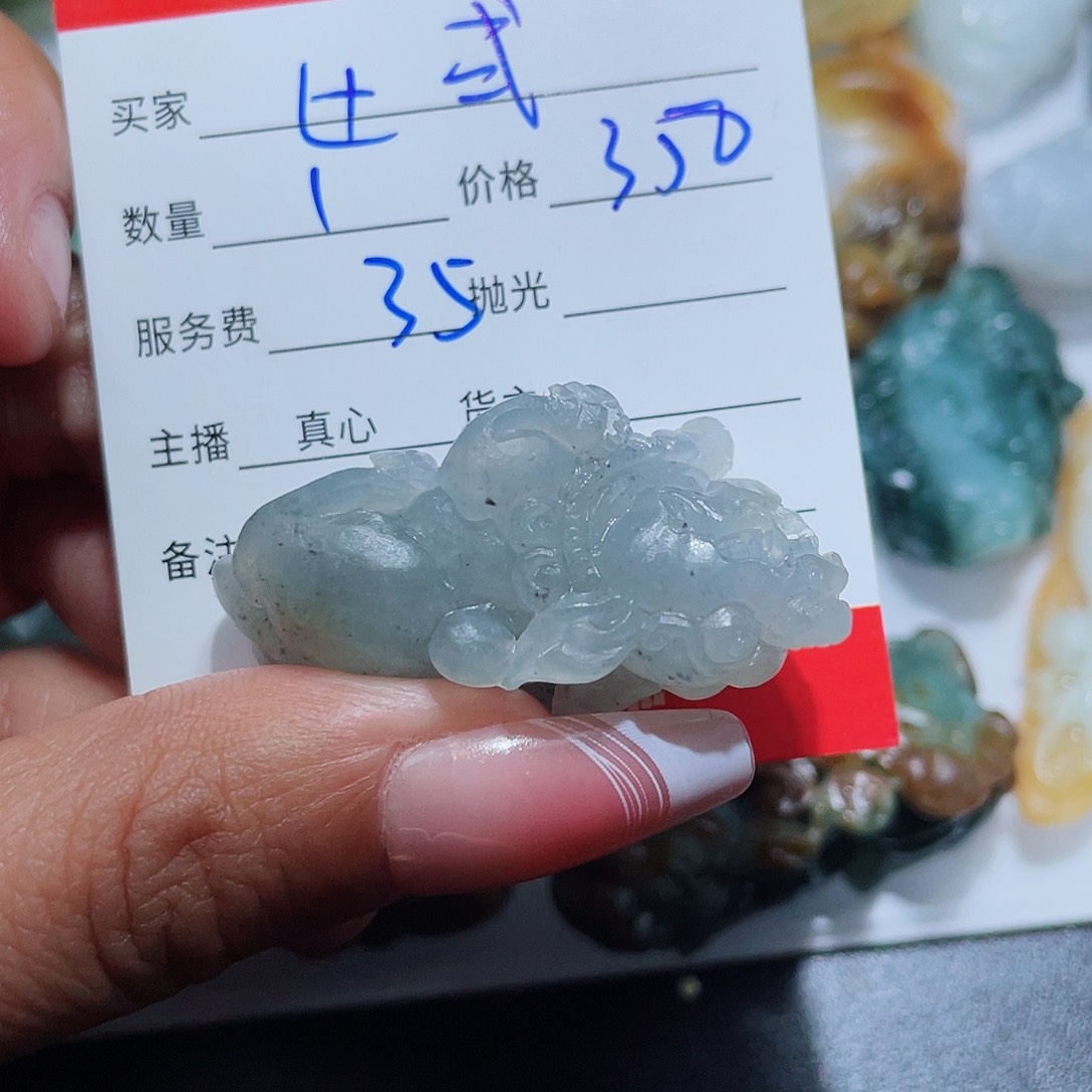 翡翠颈饰未镶嵌。*弎翡翠