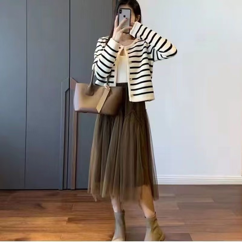 时尚小众设计金扣条纹针织开衫女外搭新款针织毛衣外套长袖上衣