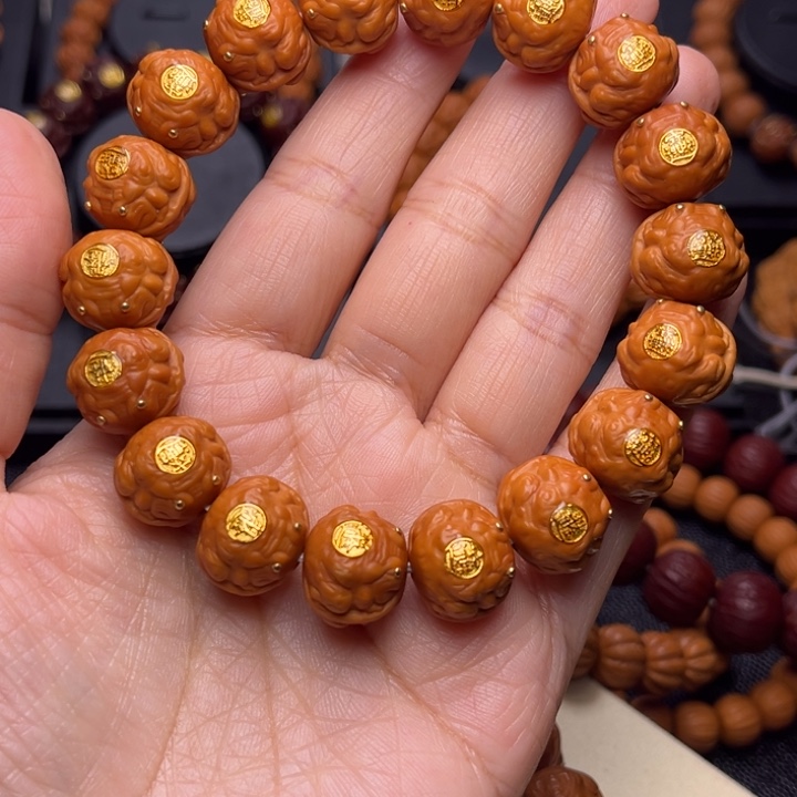 吊坠猴头核桃1.5金蟾王，带手套刷子文玩袋