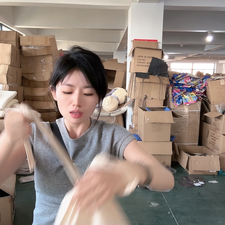 聚酯纤维米色帆布抽绳单肩包发1