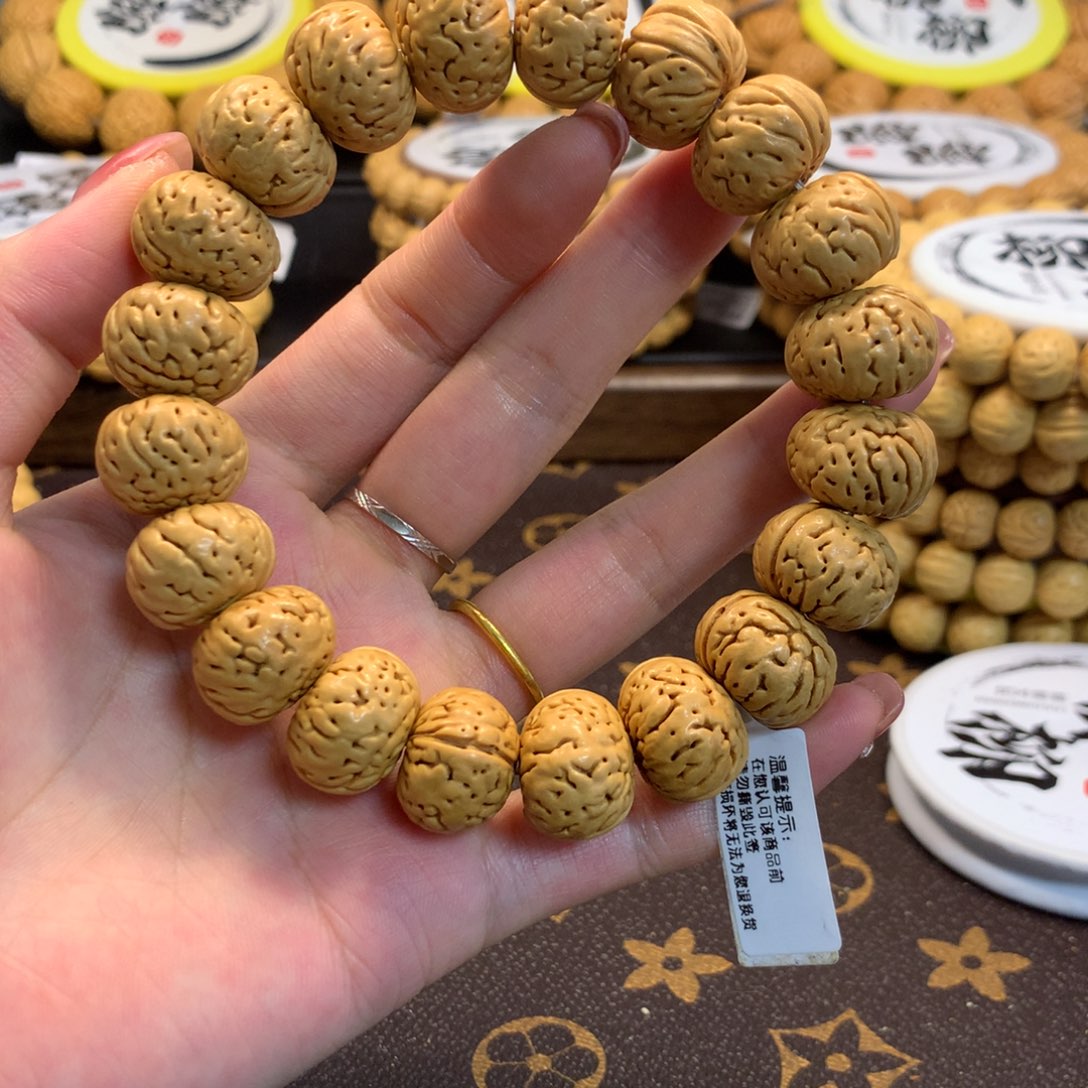 ****️精品桃核纽扣手串