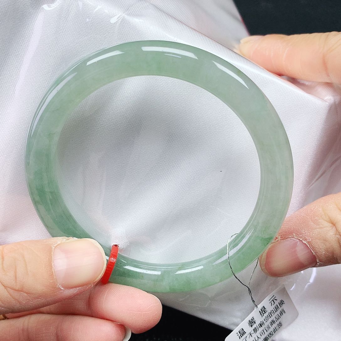 翡翠手镯未镶嵌55圈