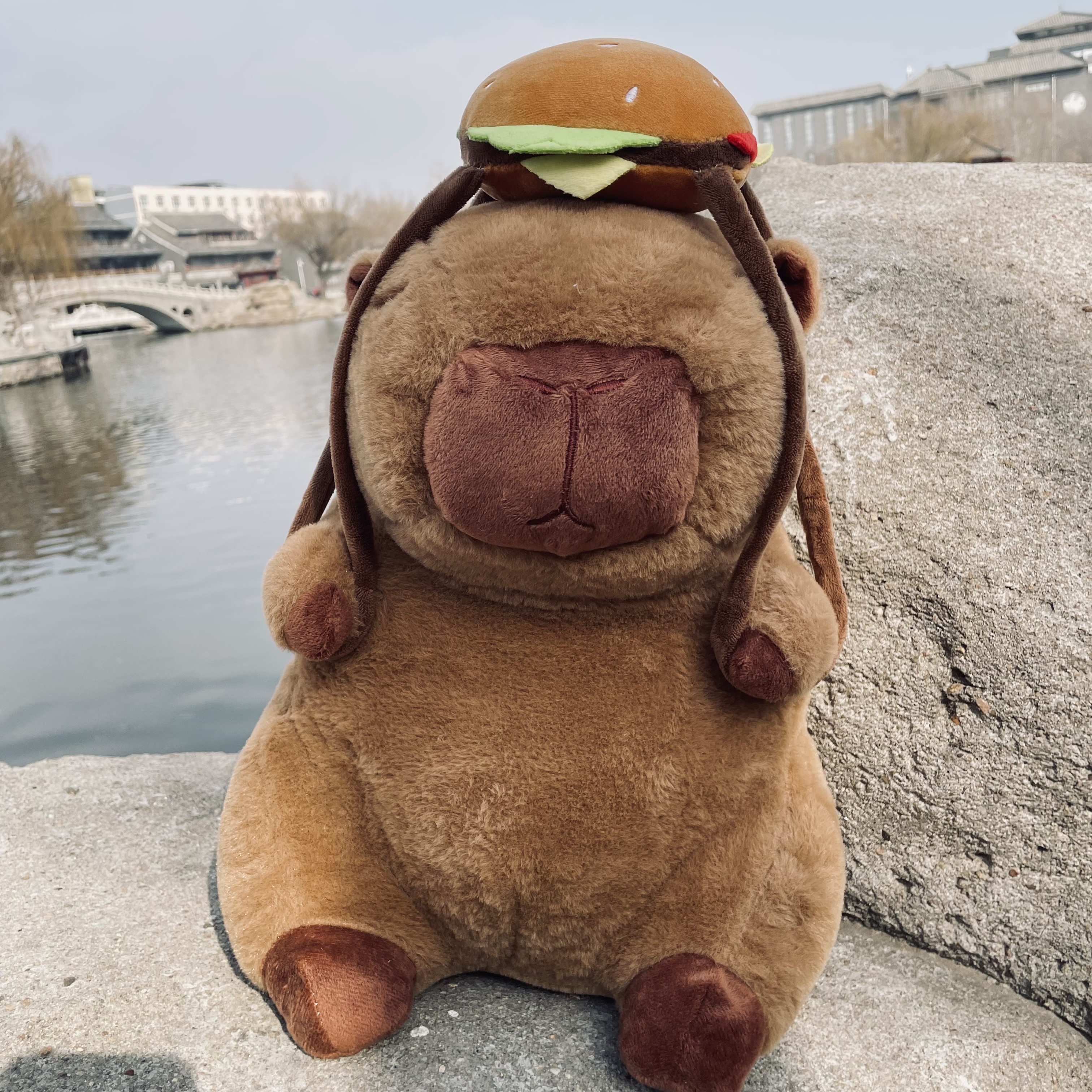 汉堡卡皮巴拉汉堡背包卡皮巴拉毛绒玩具一个 40cm【手工误差3cm】