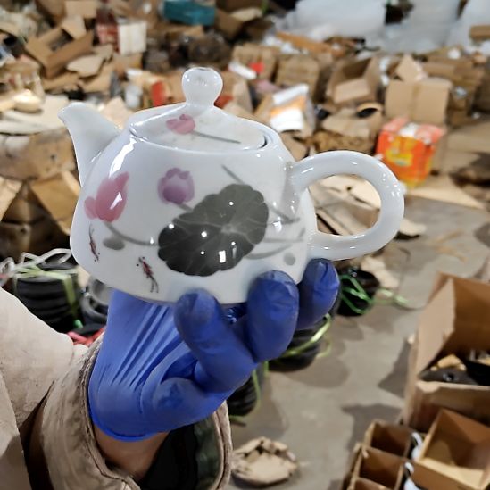 摆件盘子碗茶壶啥都有