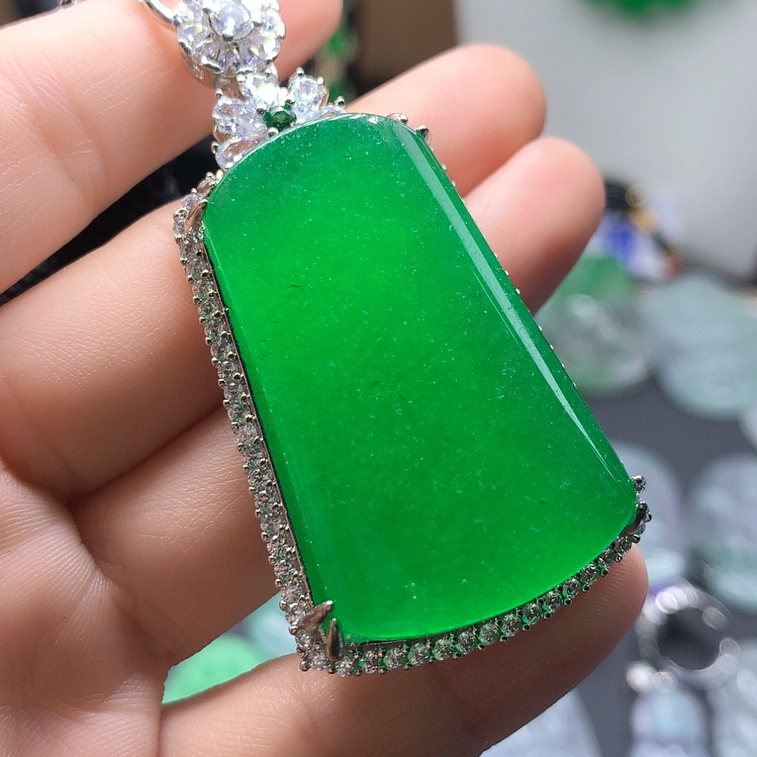 翡翠颈饰未镶嵌翡翠