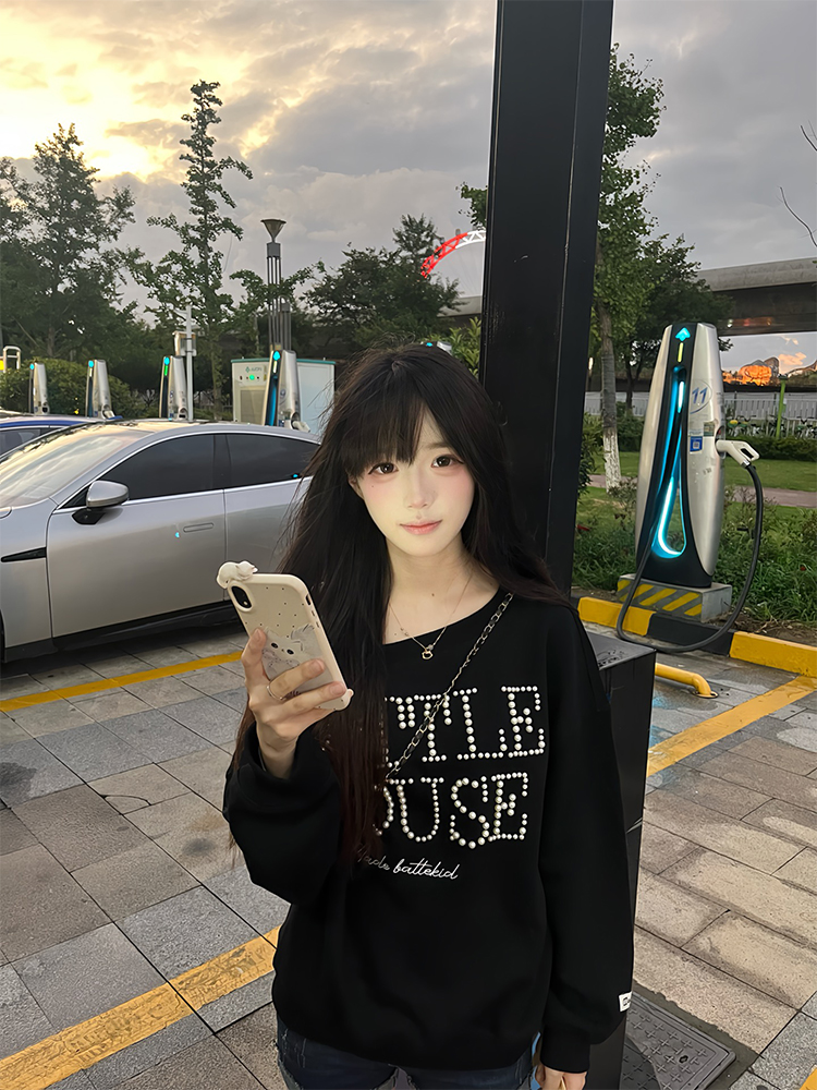 黑色钉珠刺绣斜肩卫衣女春秋2025新款露肩宽松长袖设计感小众上衣