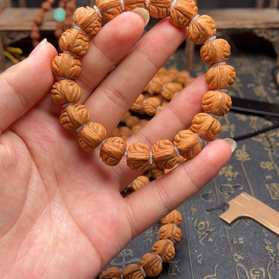 吊坠桃核小金豆手串