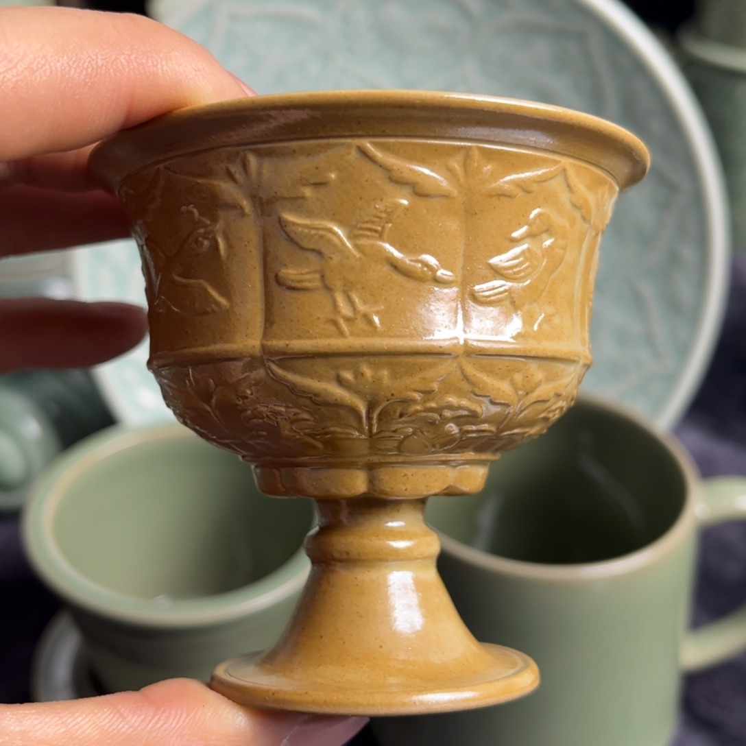 瓷微瑕双色高足杯