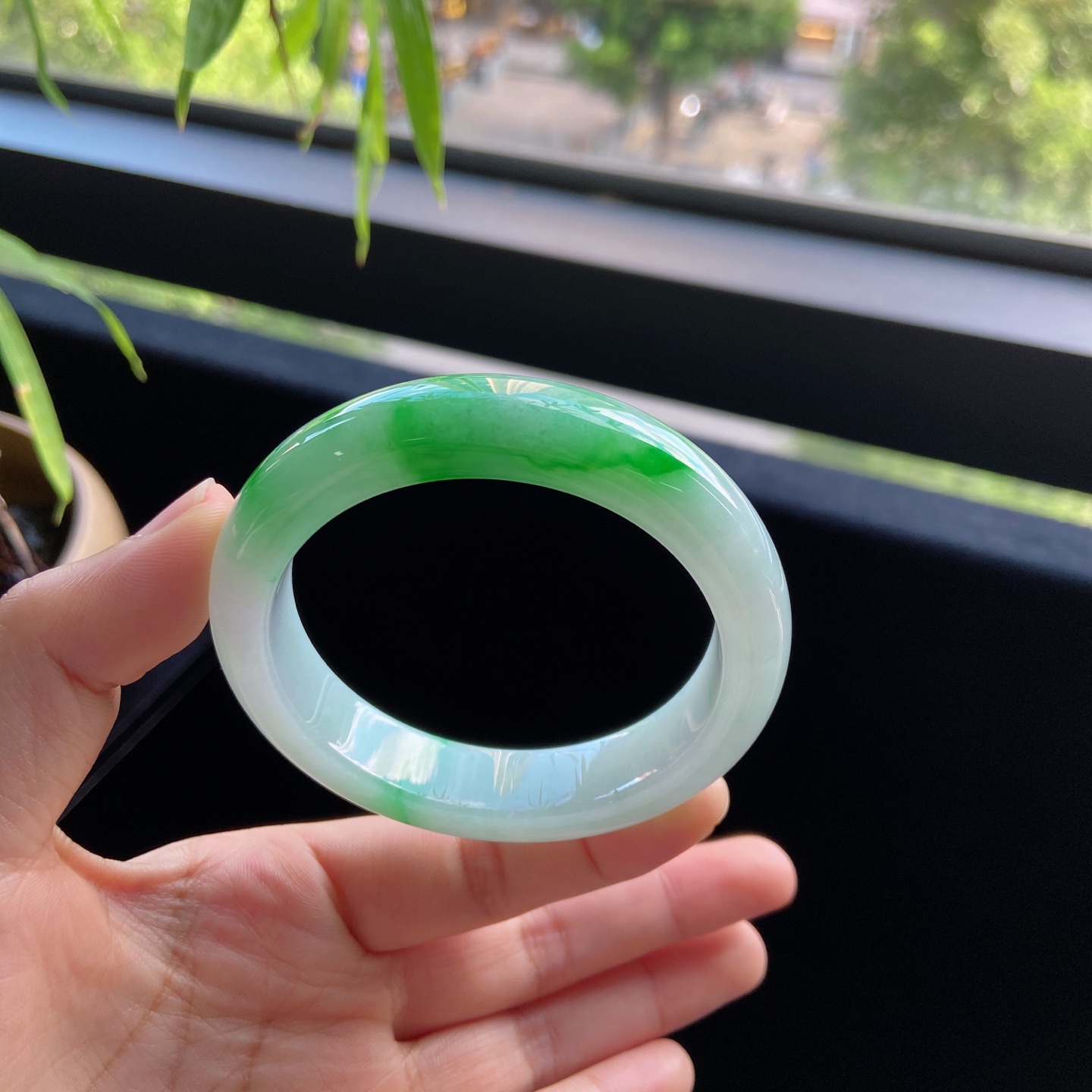 好色珠宝 圈口55缅甸老坑A货细糯种阳绿女款翡翠手镯