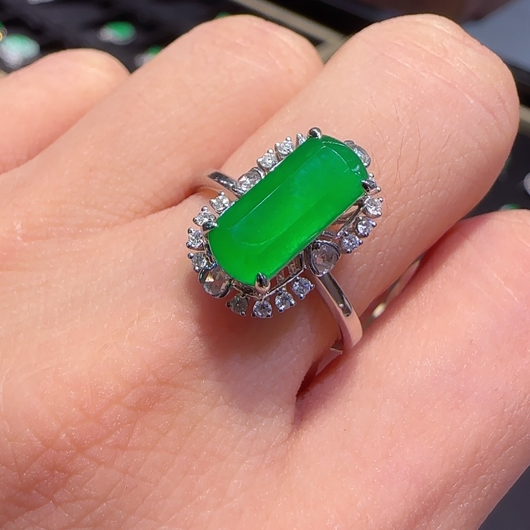 翡翠戒指18K金镶嵌方糖