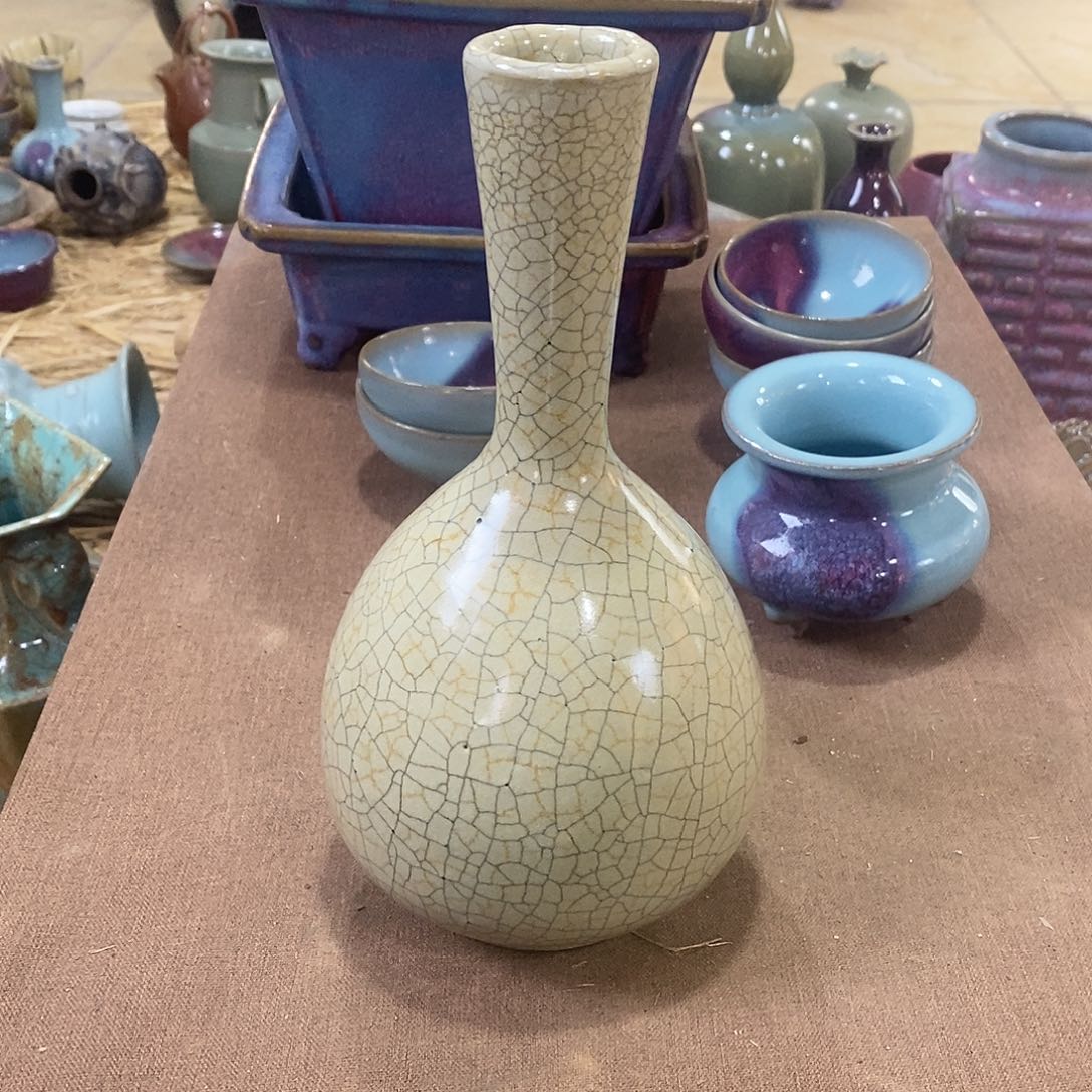 瓷片哥窑的一个长颈瓶