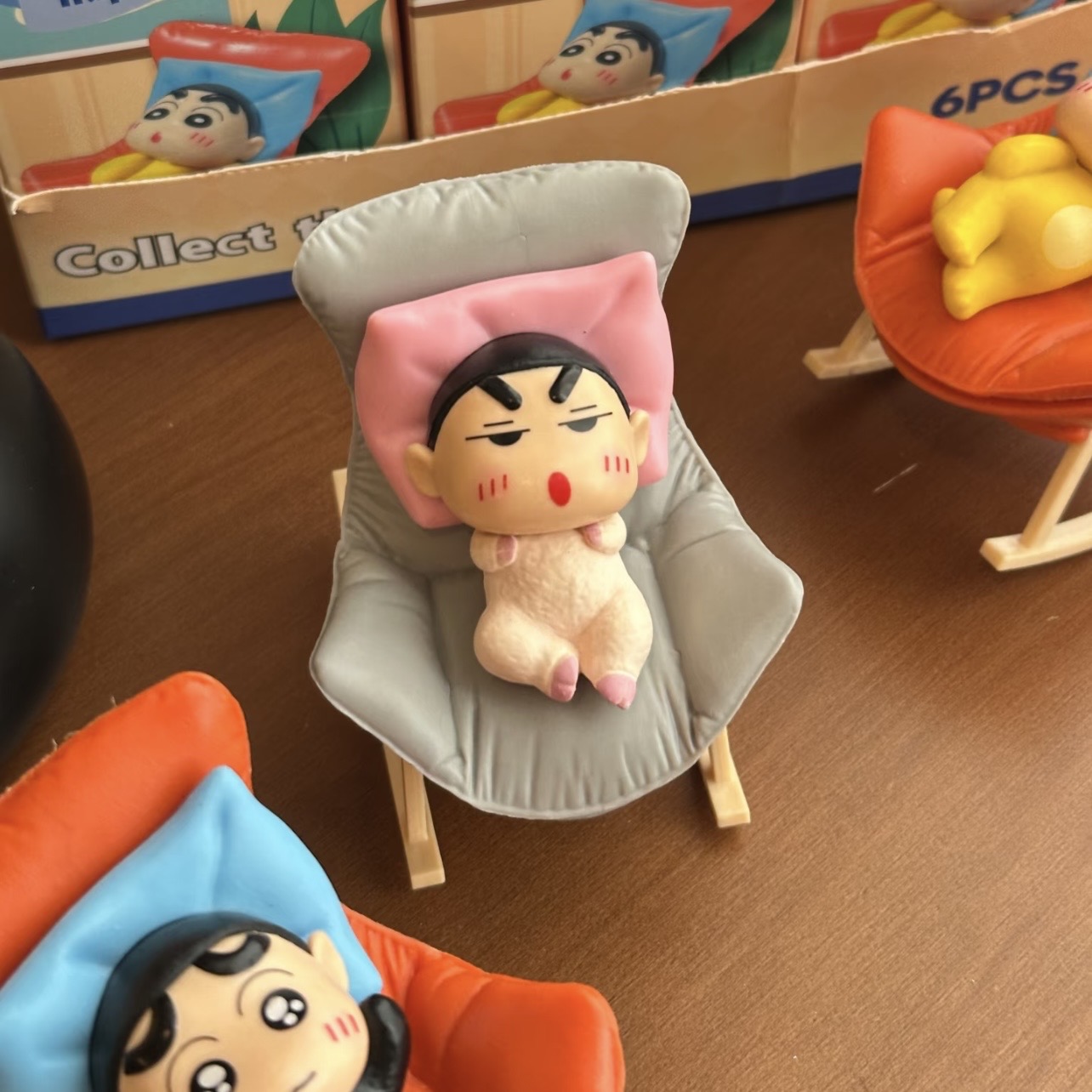 无品牌蜡笔小新摇摇椅手办公仔玩具坐摇椅pvc摆件可爱礼物盲盒