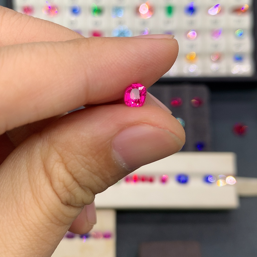 依***夏尖晶石裸石65分绝地