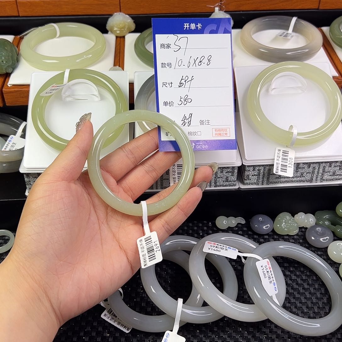 和田玉手镯未镶嵌甜*。