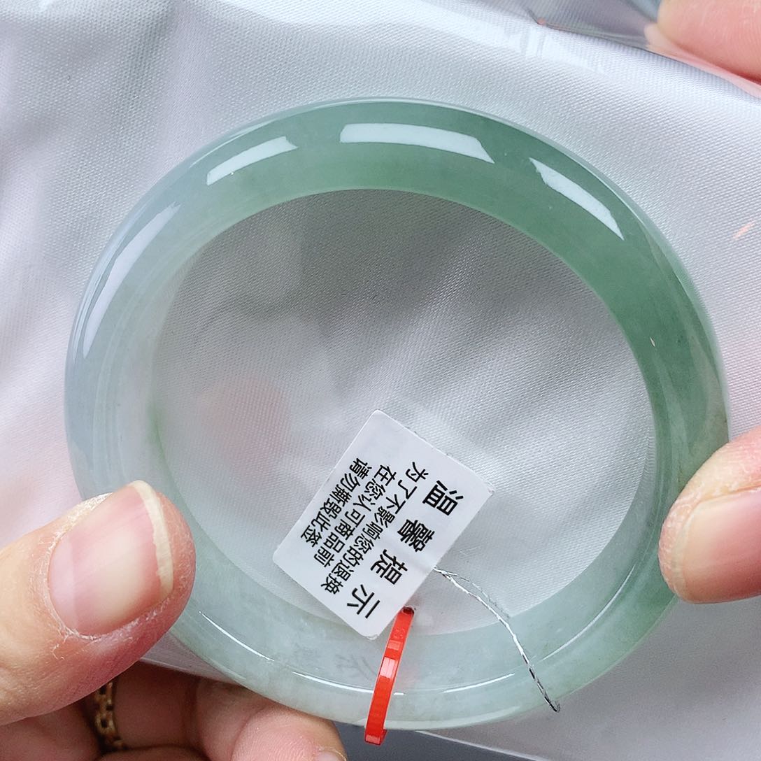 翡翠手镯未镶嵌54圈