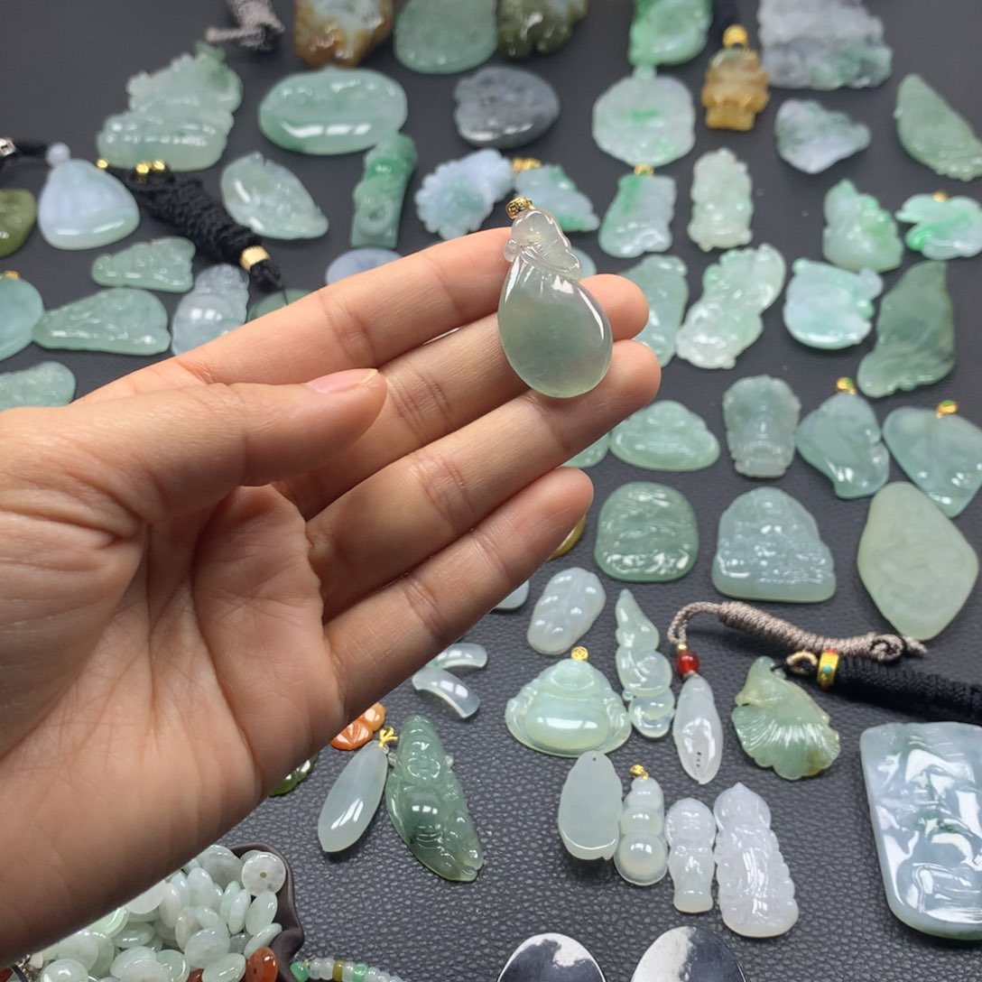 翡翠颈饰未镶嵌钱袋