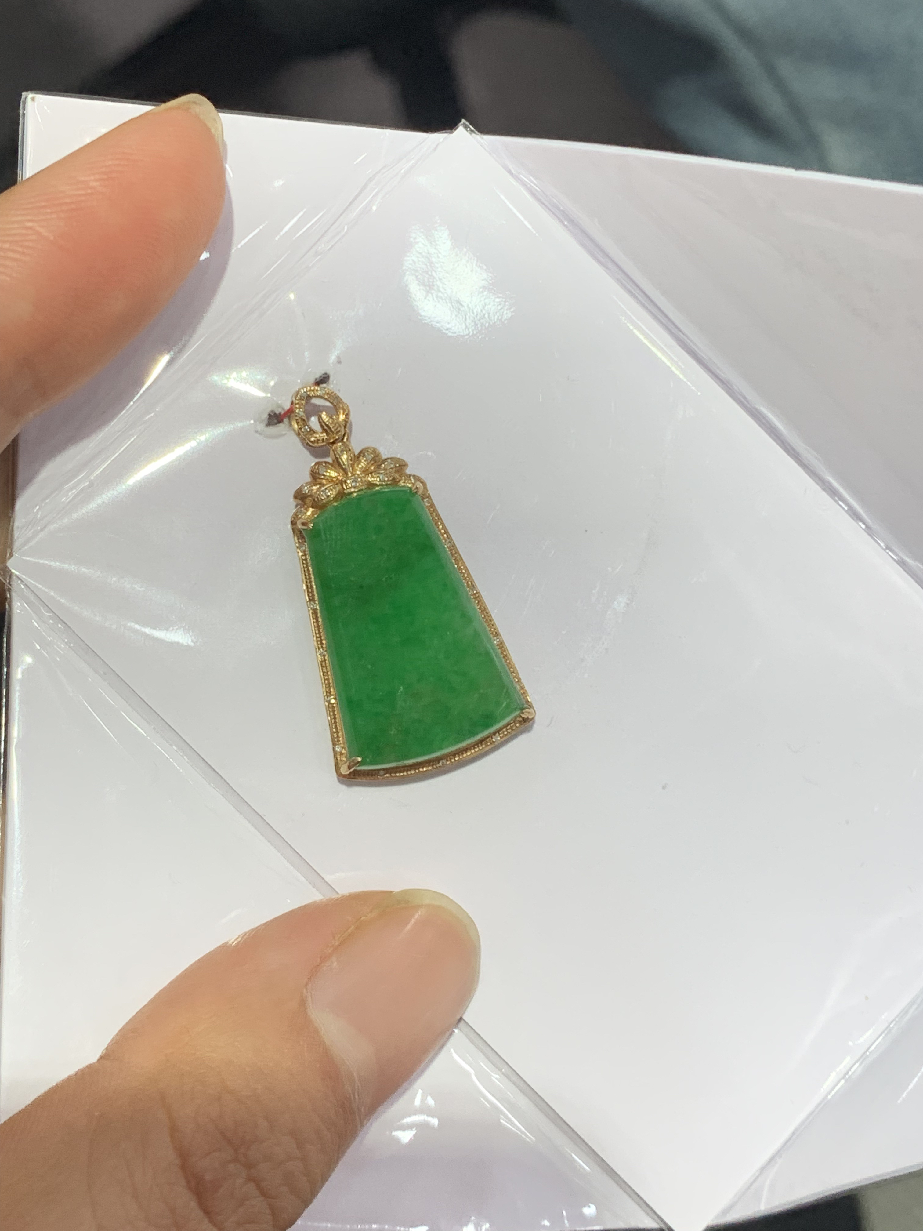 18K金镶嵌天然缅甸翡翠阳绿无事牌吊坠