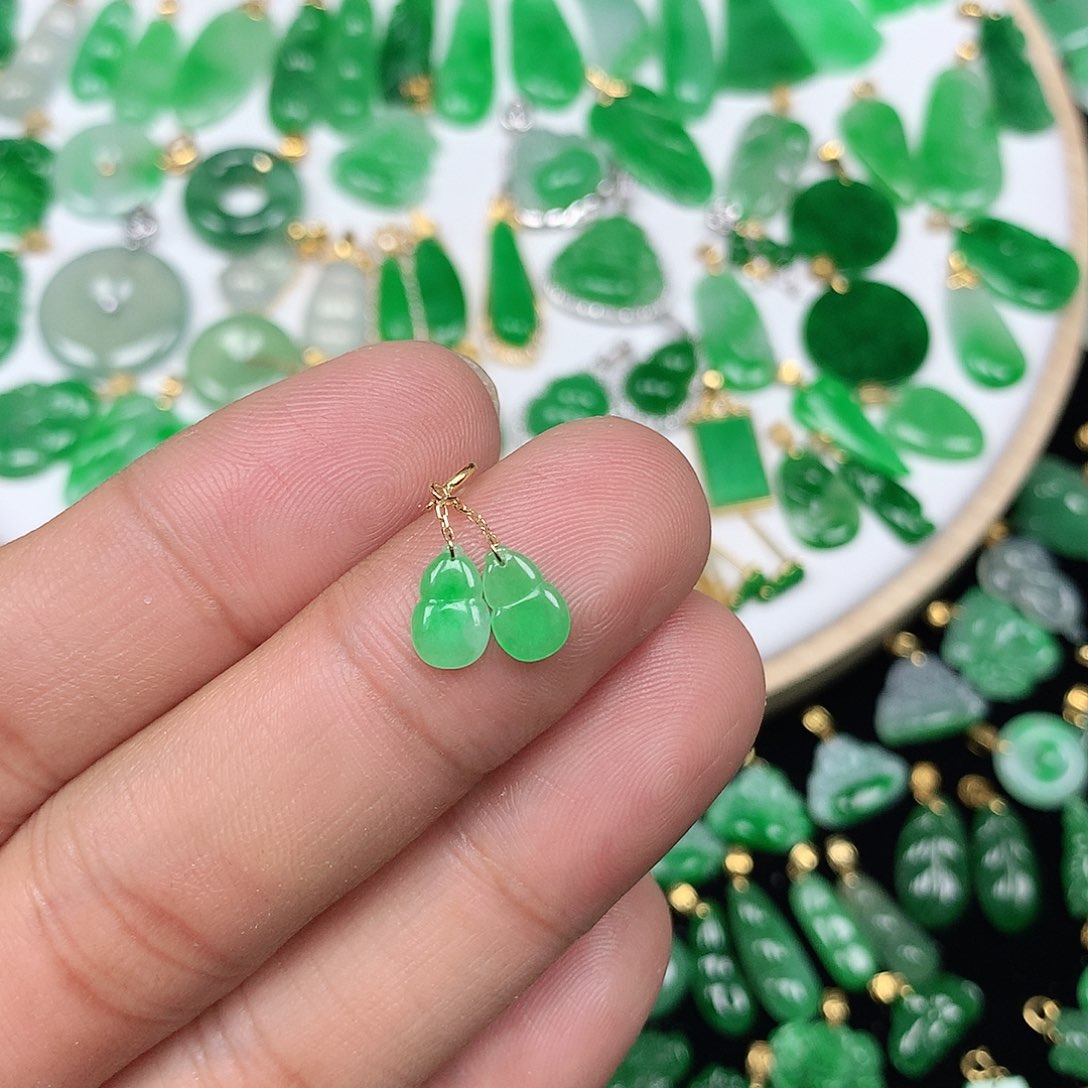 翡翠配石18K金扣头 小巧精美飘阳绿小葫芦一对