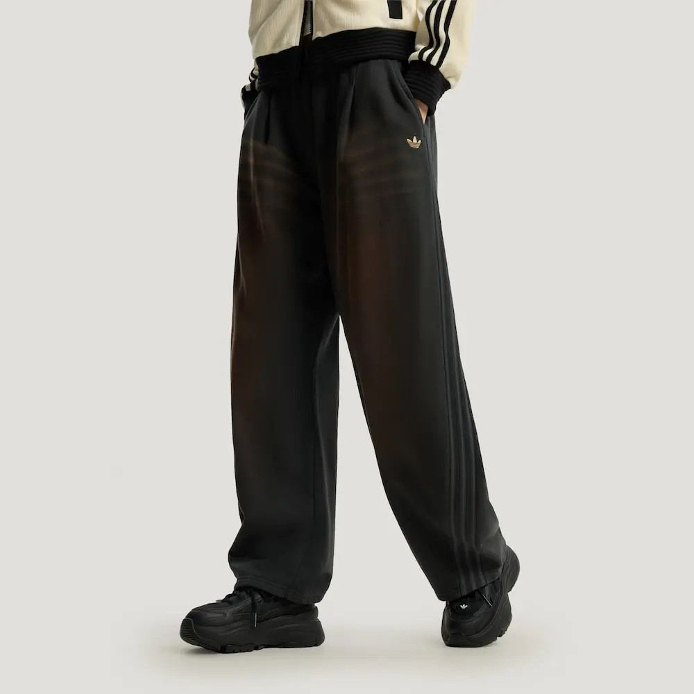 阿迪达斯/adidas三叶草女子黑色渐变三条纹宽松纯棉运动裤IA7518