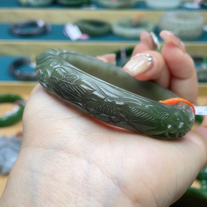 和田玉手镯58圈口。编号74未镶嵌