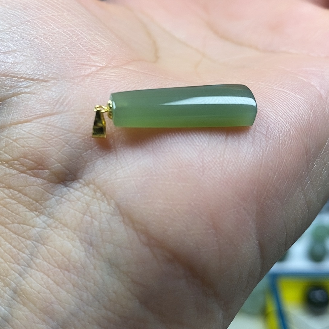 用***3和田玉18K金镶嵌颈饰