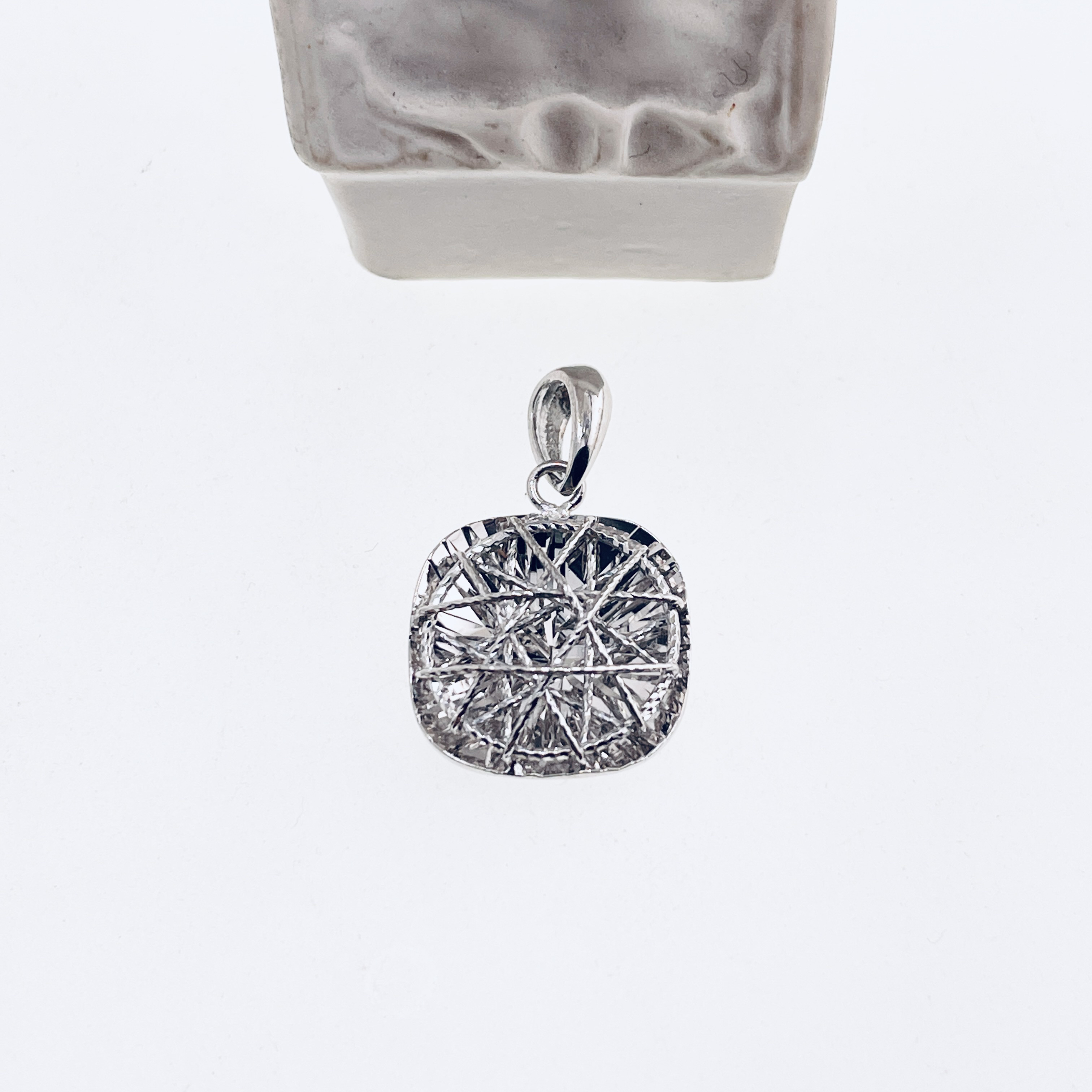 铂金Pt950花丝镂空方糖吊坠