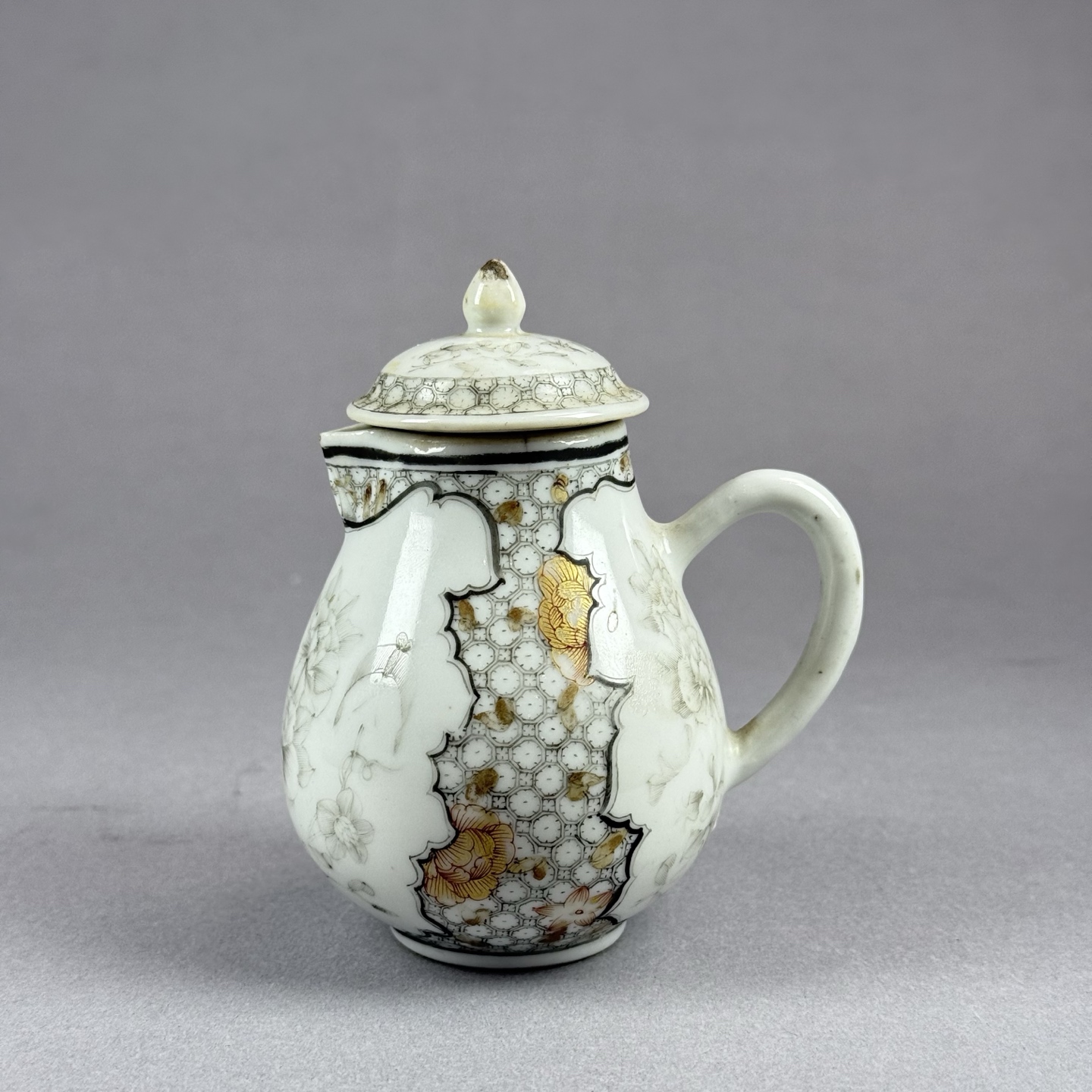 A0428清雍正墨彩描金花卉纹壶