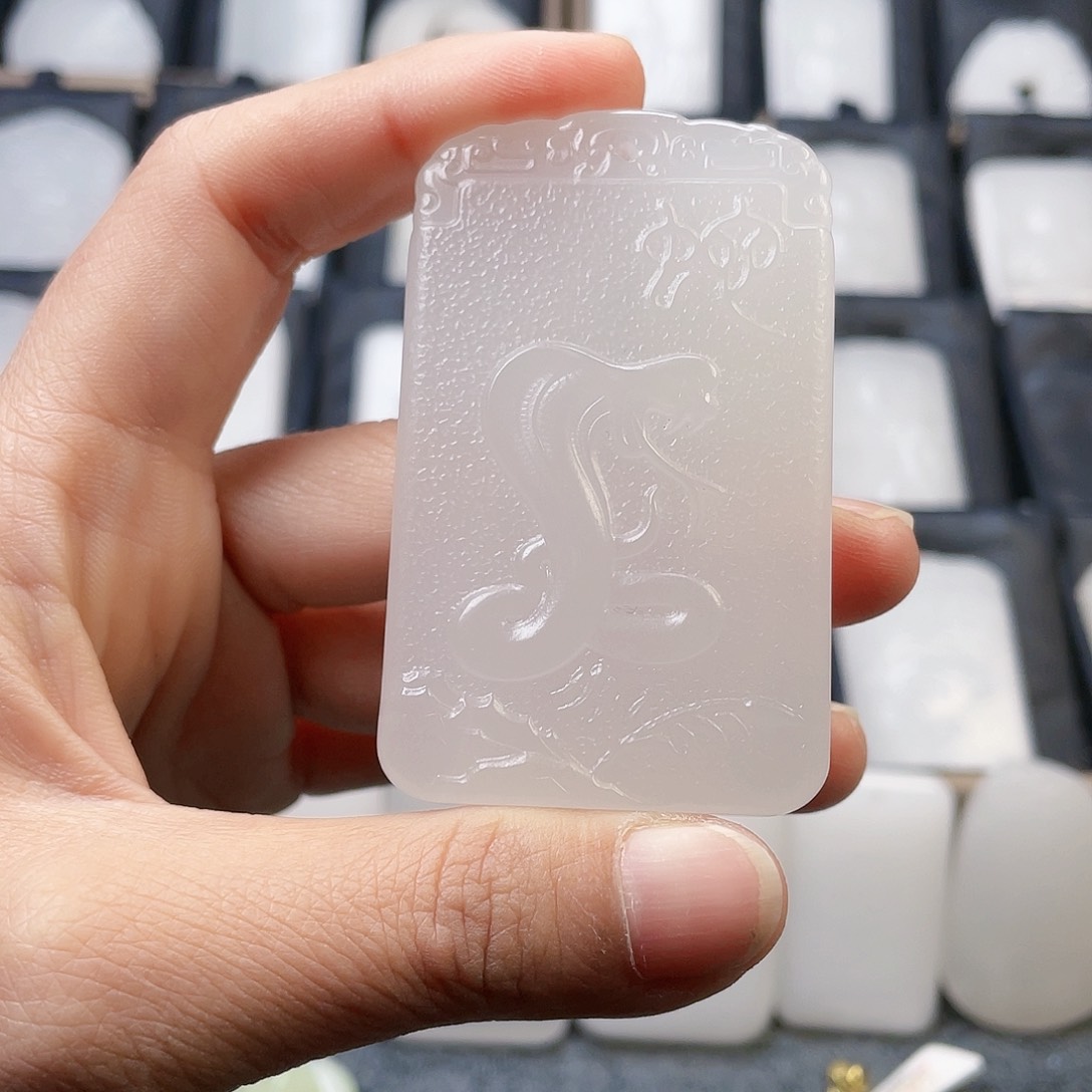 石英质玉（金丝玉）颈饰未镶嵌风*