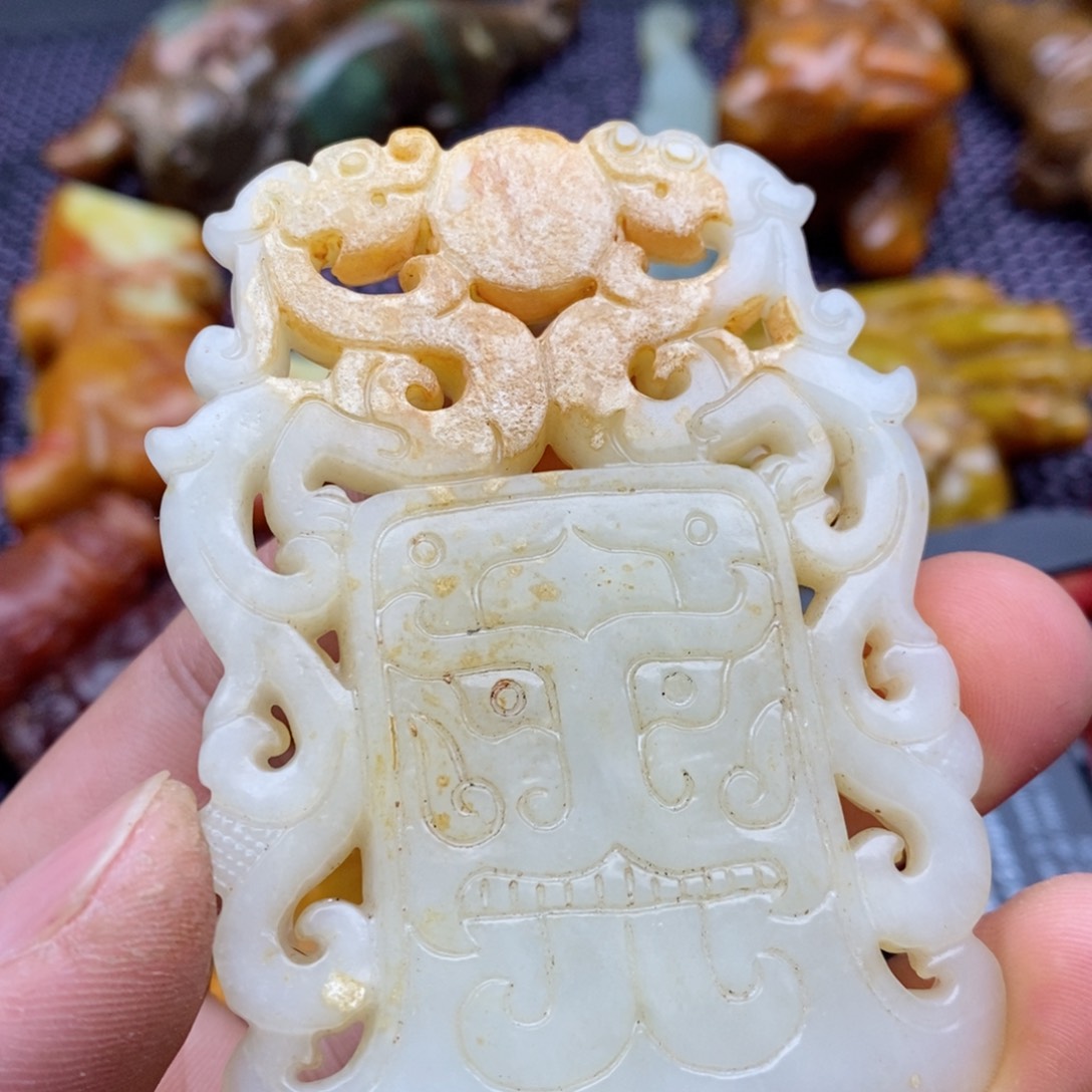 蛇纹石玉颈饰未镶嵌