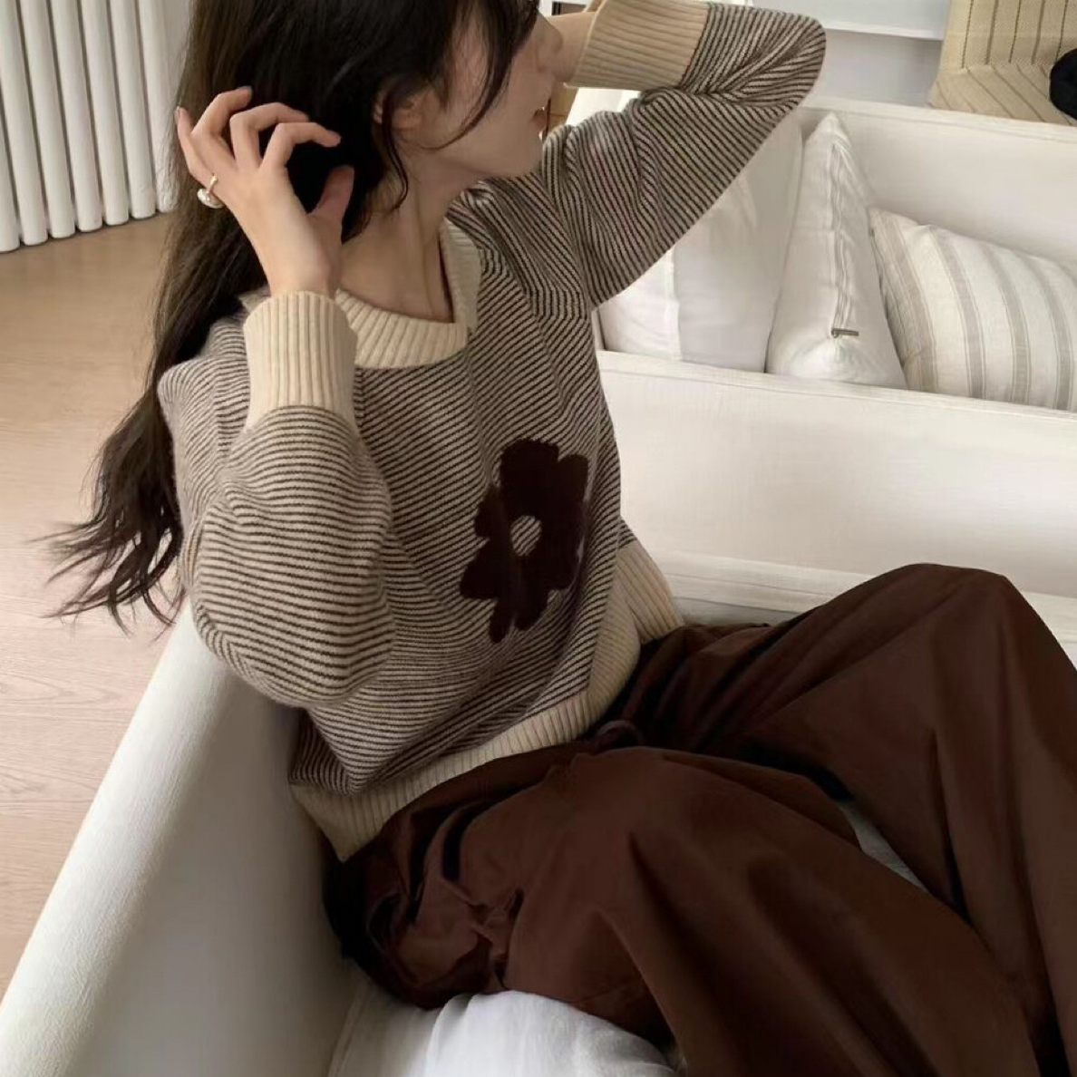 韩系翻领花朵毛衣