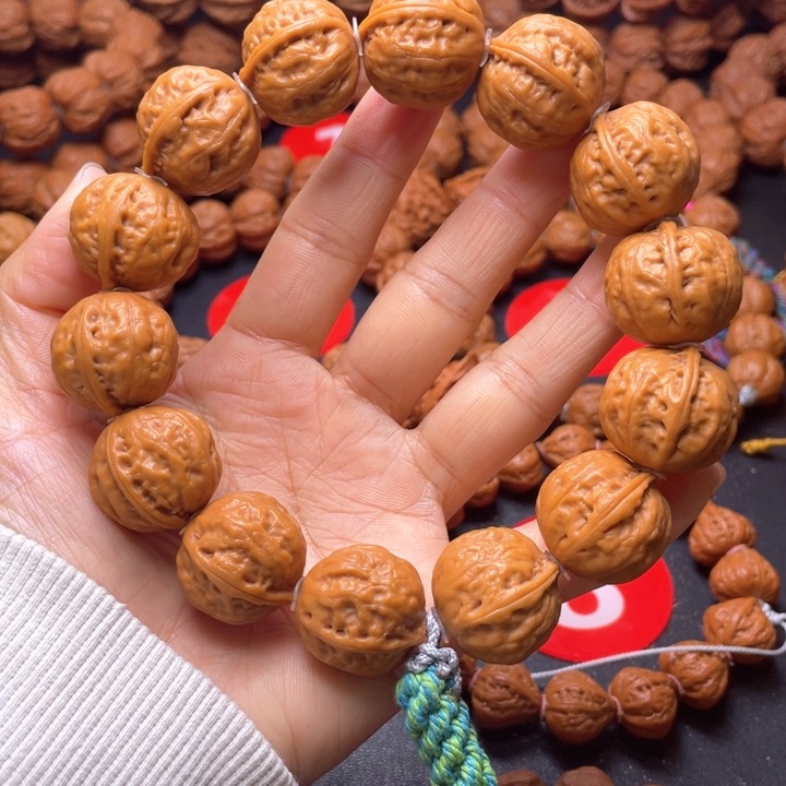 文玩核桃吊坠富甲一方