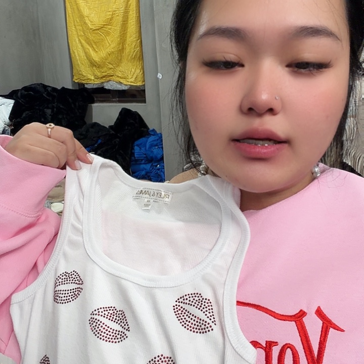 红唇烫钻白色背心中