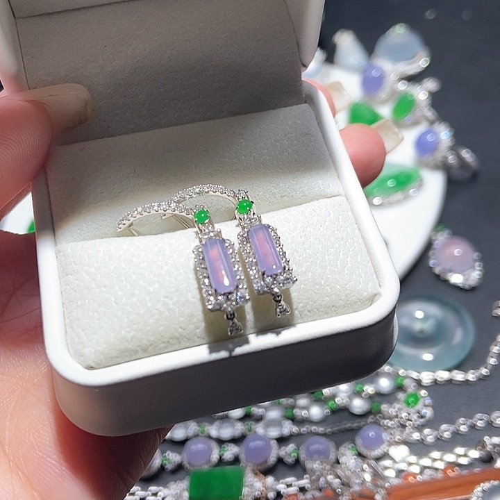 颈饰18K金镶嵌翡翠耳坠