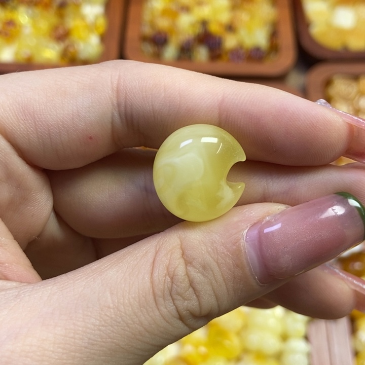 琥珀未镶嵌珠宝奇石月亮