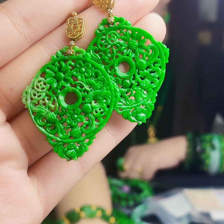 翡翠18K金镶嵌颈饰多样性