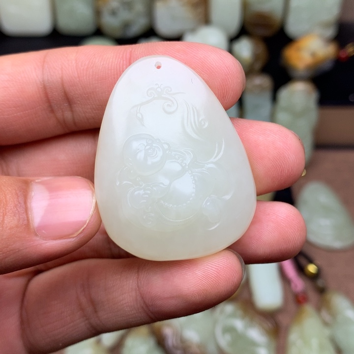 如***祥和田玉（糖玉）未镶嵌颈饰