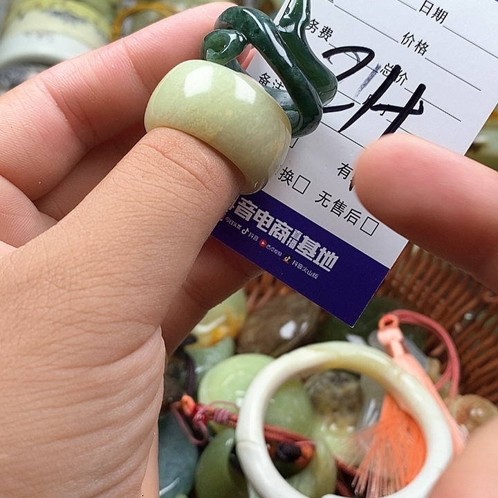 未镶嵌蛇纹石玉戒指?*