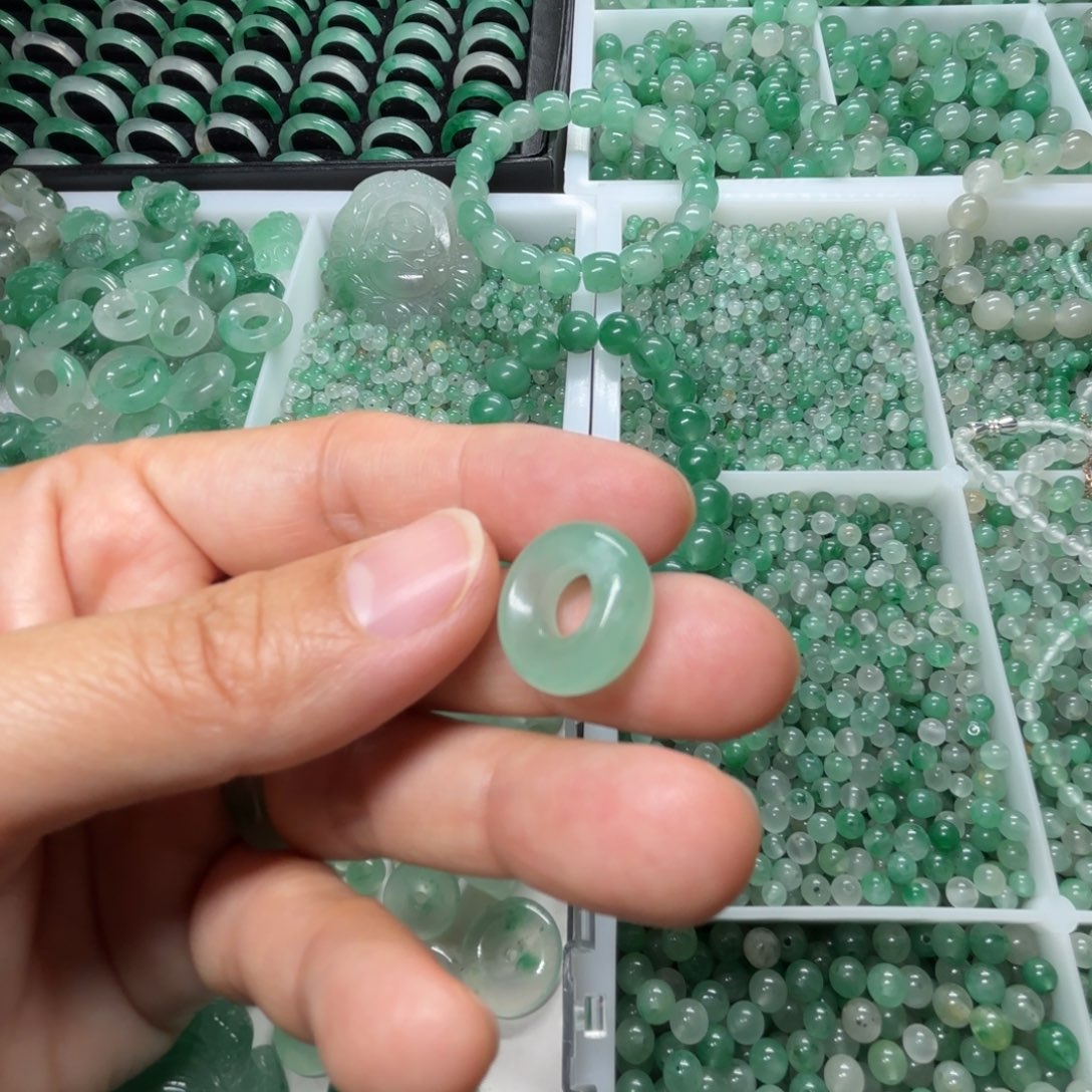 石英质玉（非洲翠）未镶嵌甜甜圈