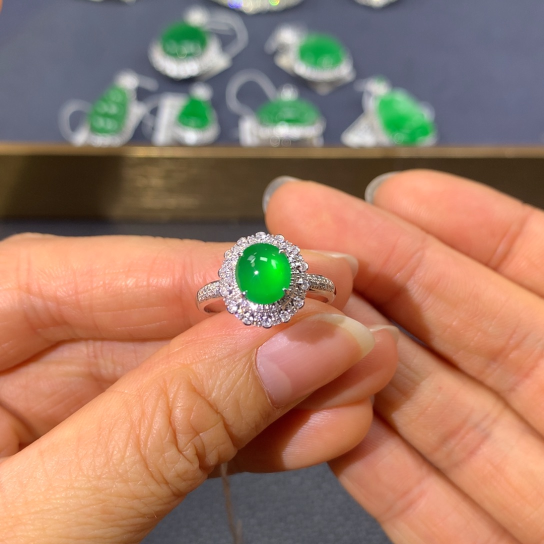 翡翠戒指18K金镶嵌翡翠