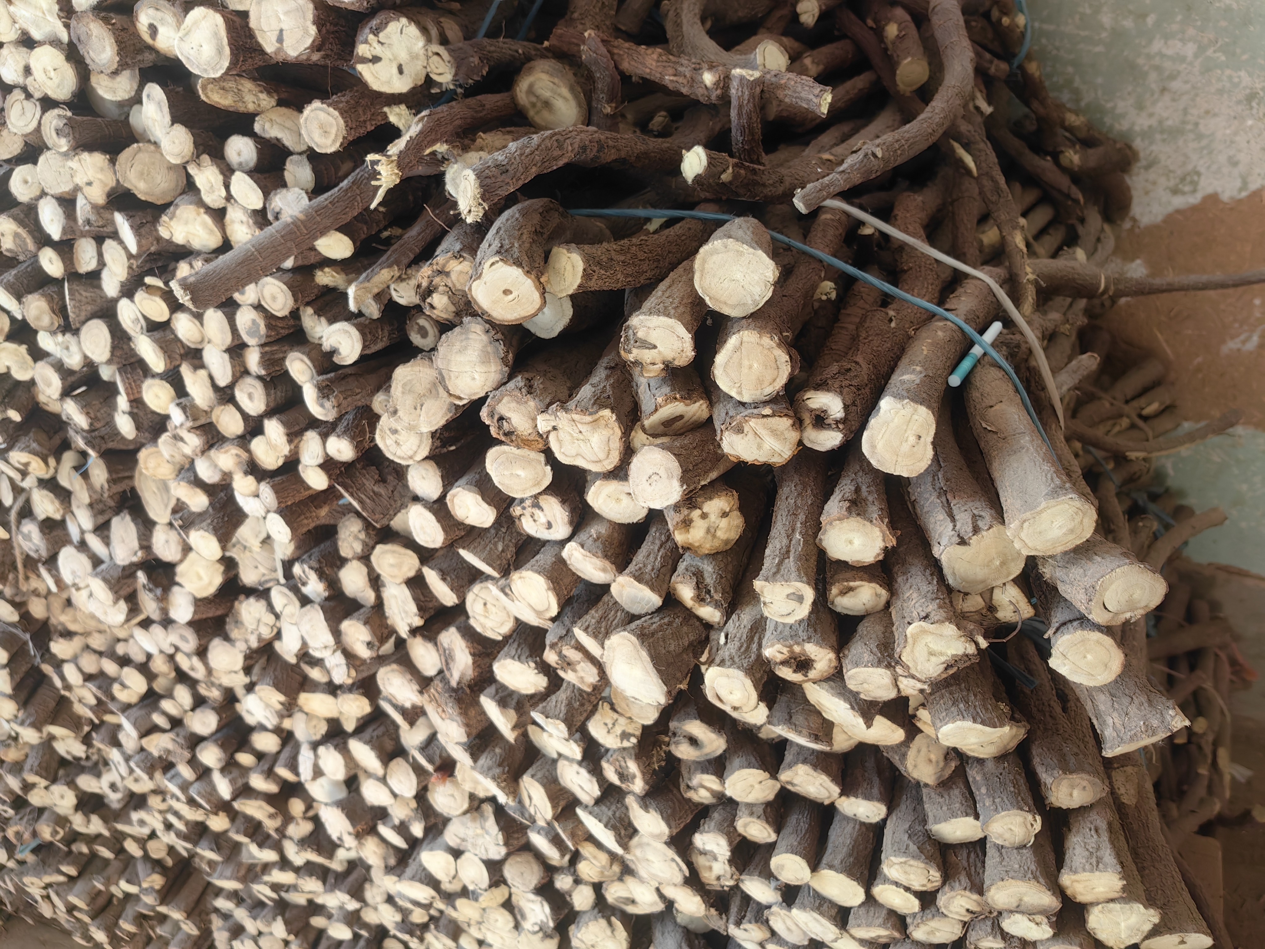 自家甘草，农户产品，每年自己家挖个几百斤多了也没有，杭锦旗发货