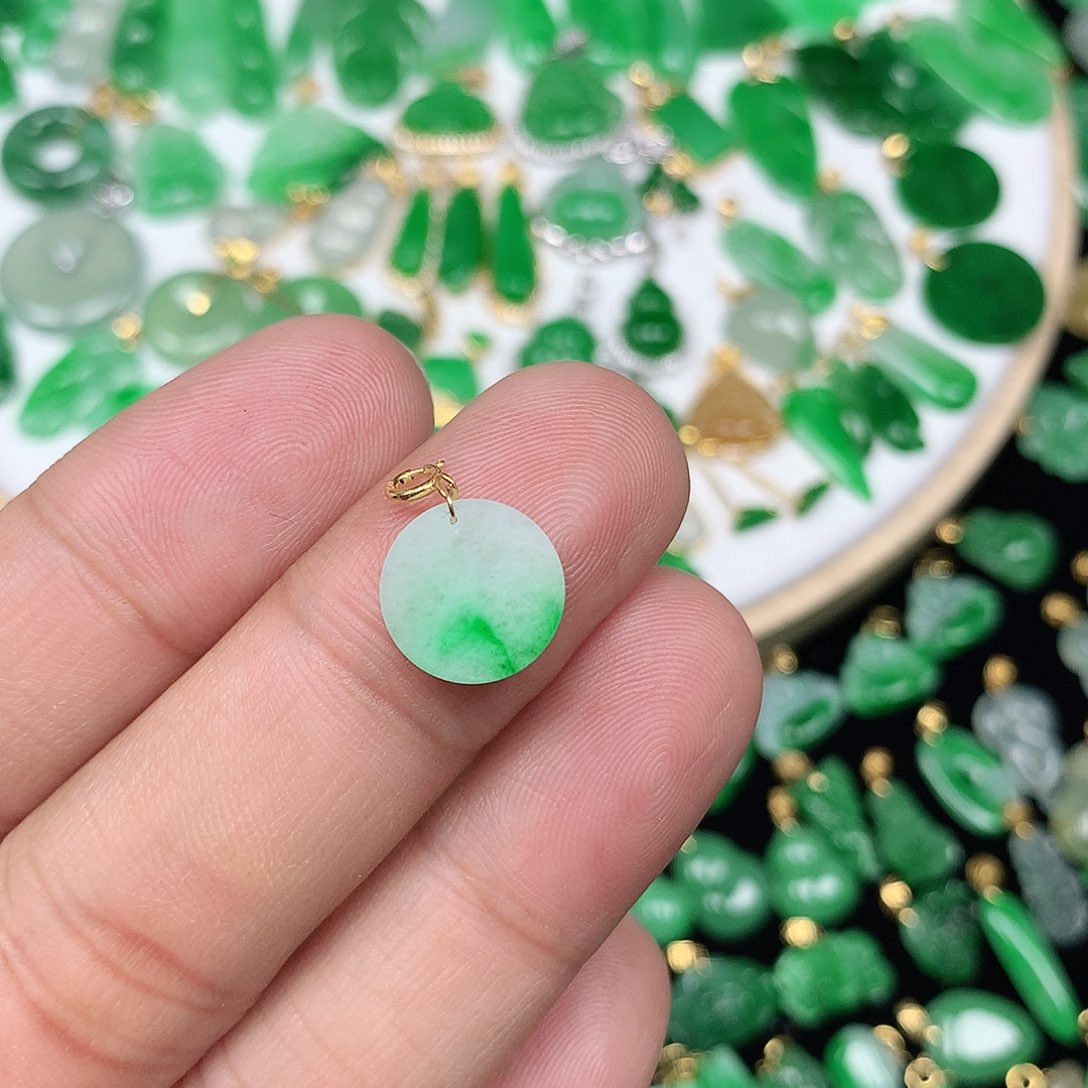 翡翠颈饰18K金镶嵌小巧精美飘阳绿小圆牌