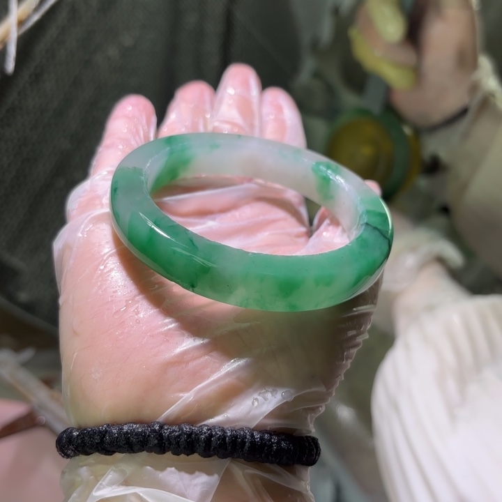 美***雅石英质玉（非洲翠）未镶嵌手镯定制