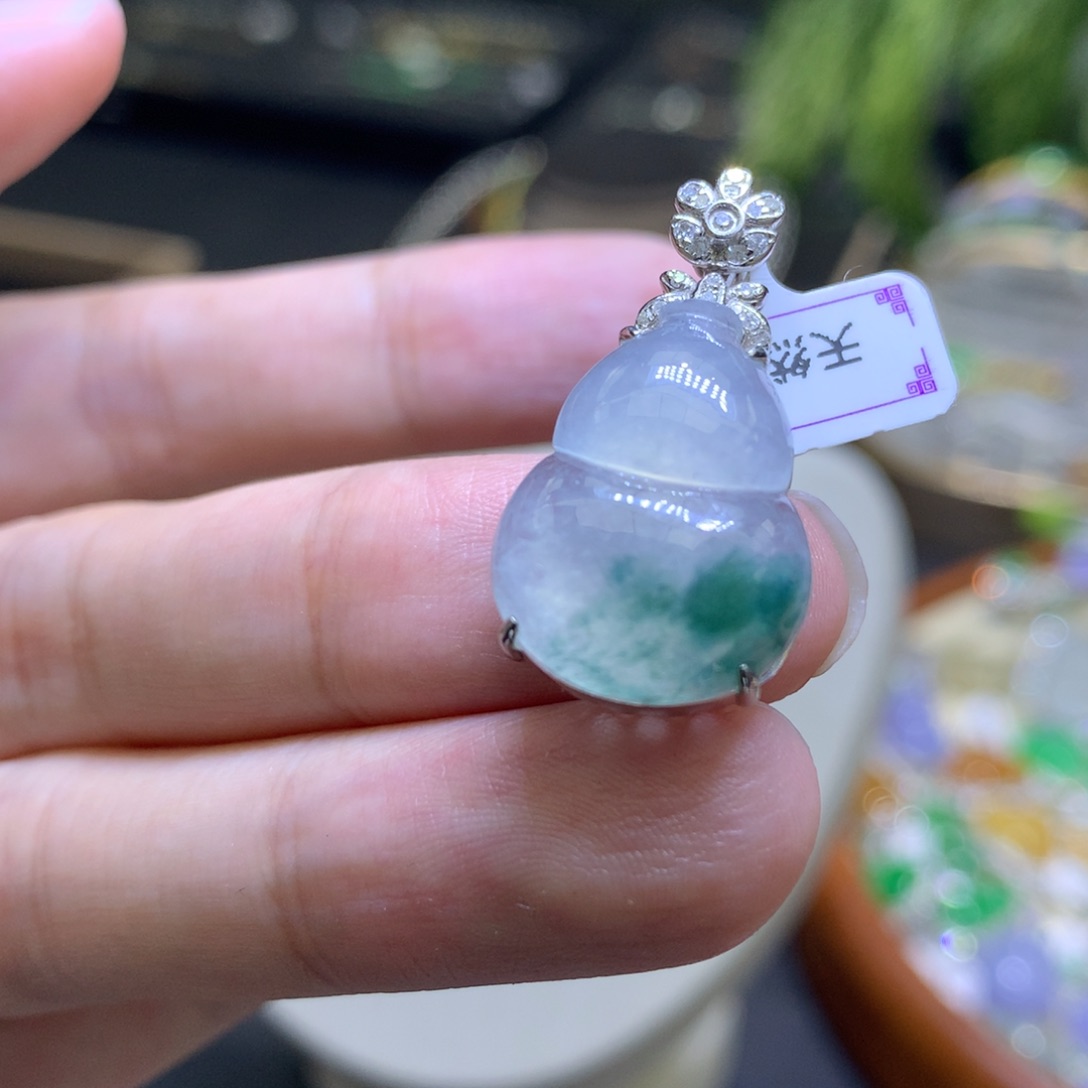 颈饰18K金镶嵌翡翠