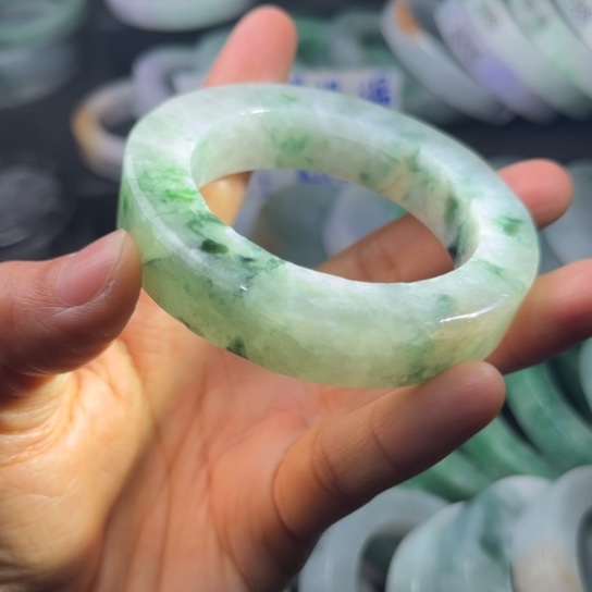 定制翡翠未镶嵌翡翠手镯