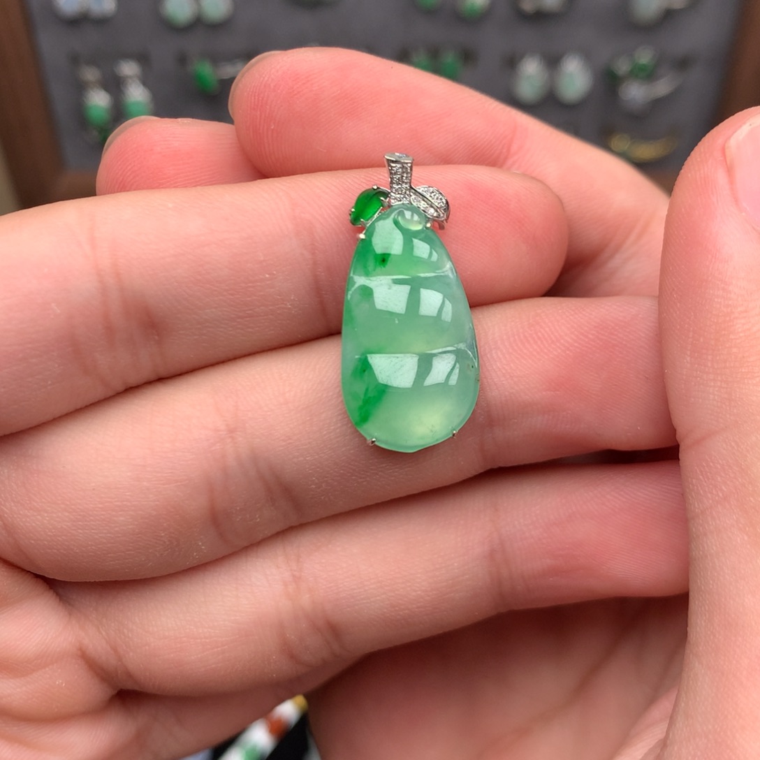 翡翠未镶嵌颈饰你是