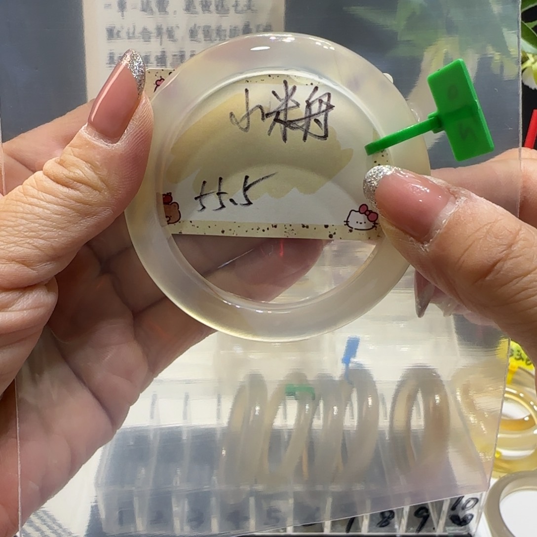 玛瑙/玉髓手镯未镶嵌小**?