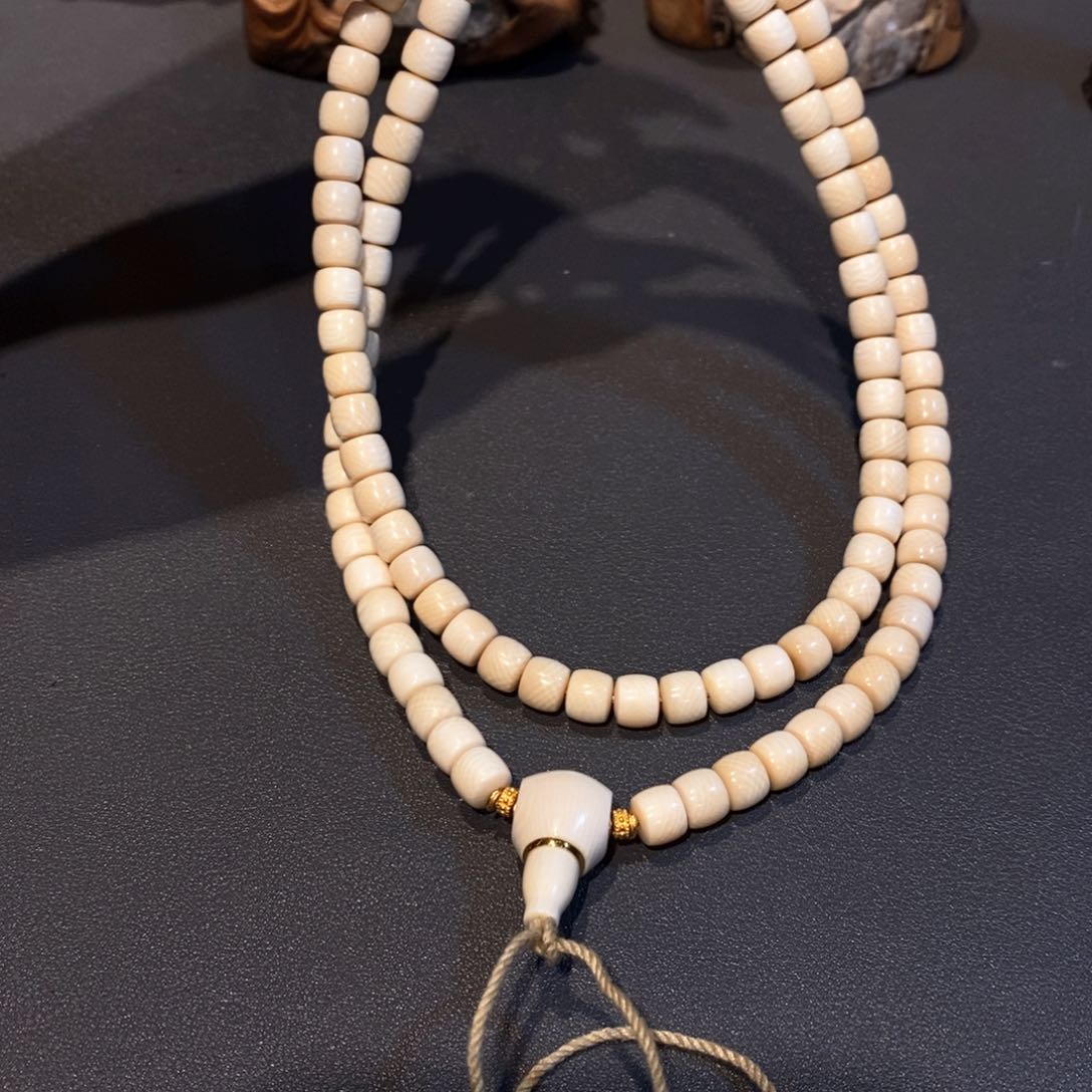 黄杨木༄****猛犸咖料脖挂