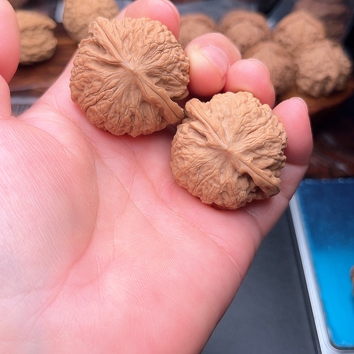 桃核把件ᝰ****核桃金牛