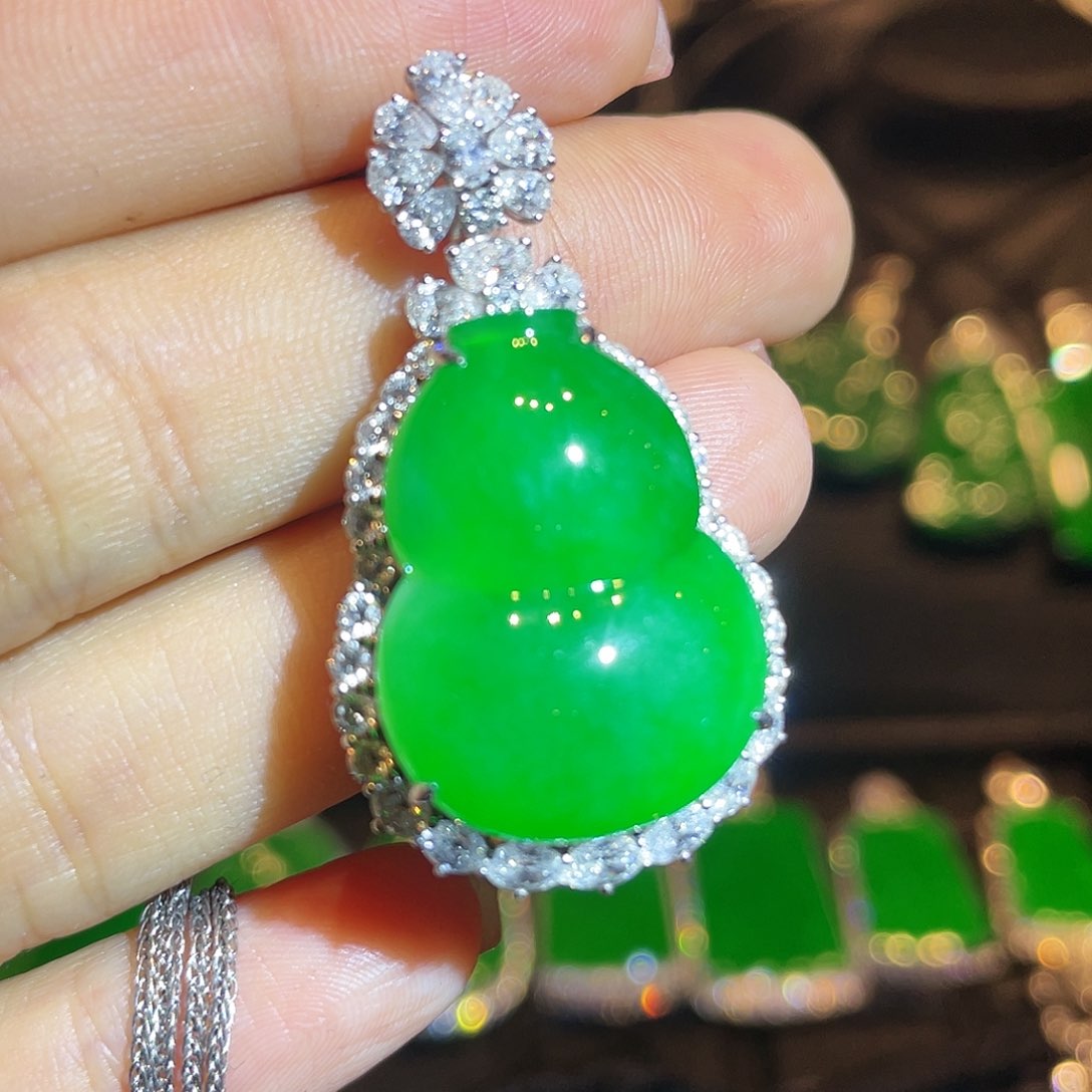 翡翠颈饰18K金镶嵌葫芦挂坠