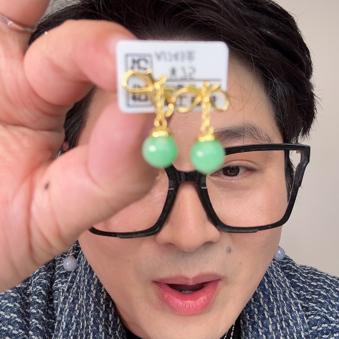 翡翠未镶嵌颈饰一对